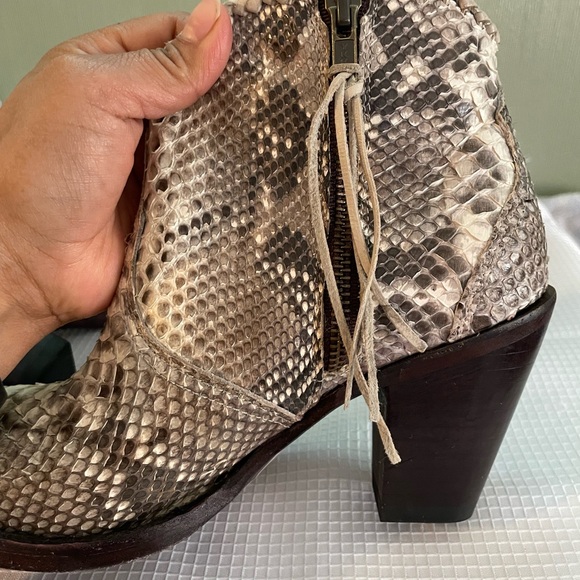 Elegant Snakeskin Pattern Ankle Boots - Picture 7 of 9